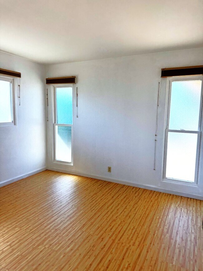 Building Photo - Newtown - Renovated 3 bedroom, 2 bath sing...