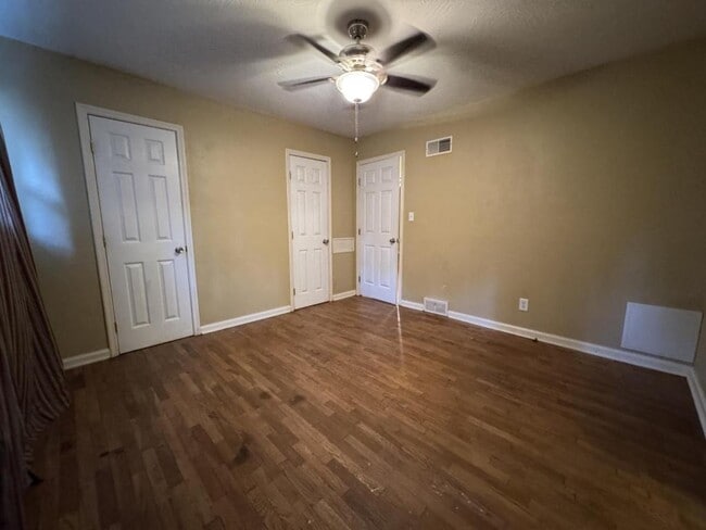 Building Photo - 2328 E Manchester St