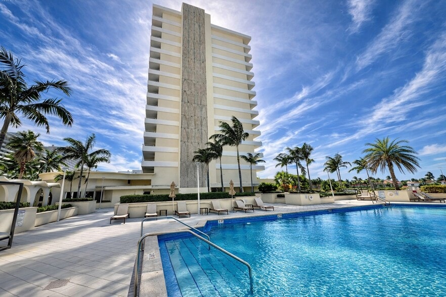 Overzise Pool With Intra Coastal Views - 5600 Collins Ave
