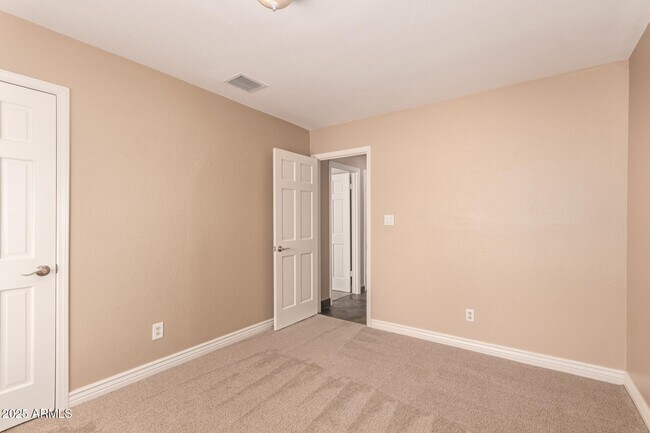 Building Photo - 11115 E Mercer Ln
