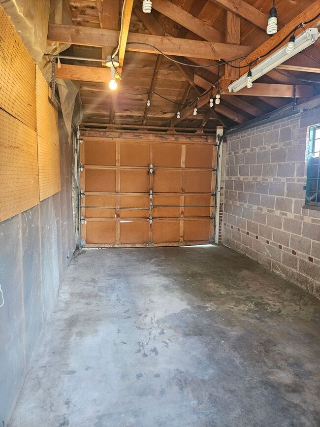 Building Photo - 2-Bedroom Home with One-Car Garage
