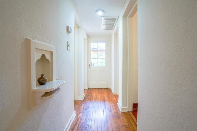 Building Photo - 1401 Ashwood Rd