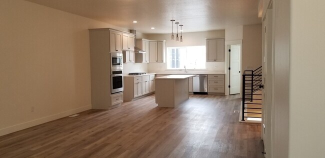 Building Photo - BRAND NEW TOWN HOME READY TO MOVE IN