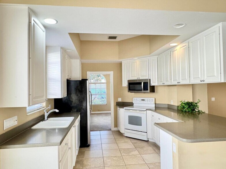 Building Photo - 8264 Pine Cay Rd