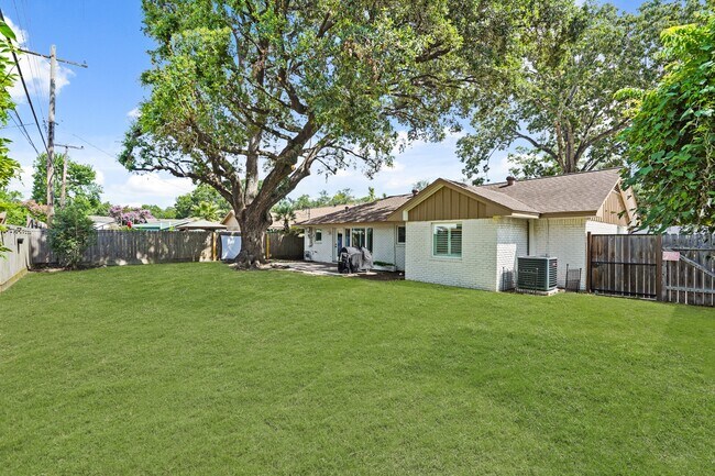 Building Photo - 5319 Saxon Dr
