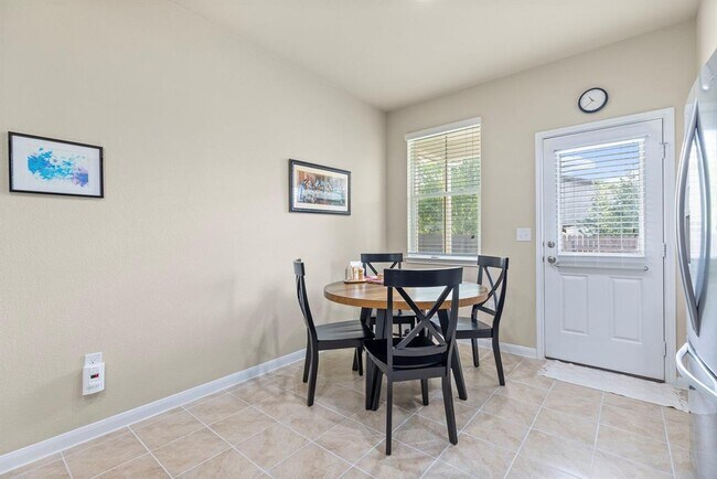 Building Photo - 2880 Donnell Dr