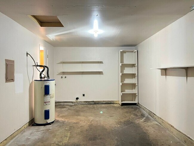 Building Photo - 1288 E Santiam St