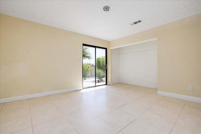 Building Photo - 12575 Deodar Ave
