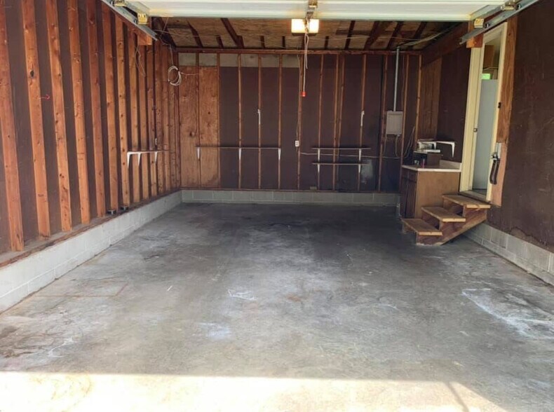 Attached garage - 212 Brookside Dr