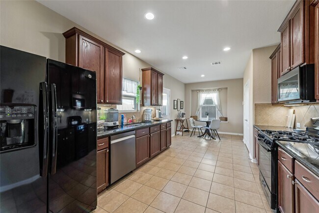 Building Photo - 512 Forest Village Cir
