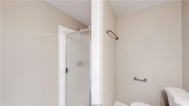 Building Photo - HUGE 4/4 in Eastgate!!