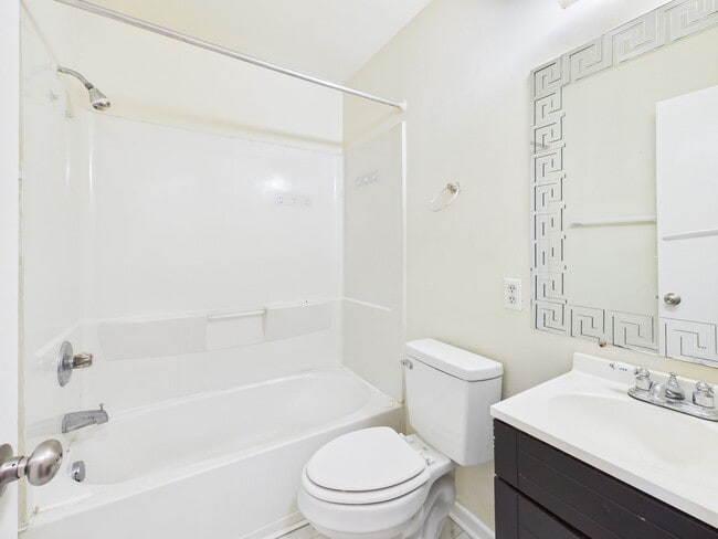 Building Photo - 818 Winnetka Ave