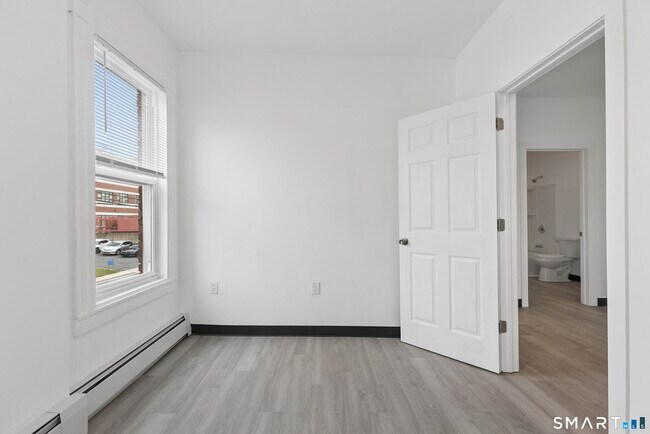 Building Photo - 654 Park St