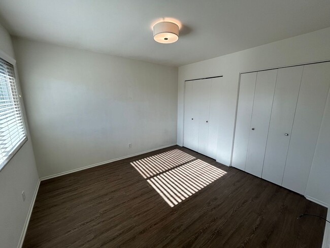 Building Photo - Spacious 3bdrm townhouse with yard & washe...