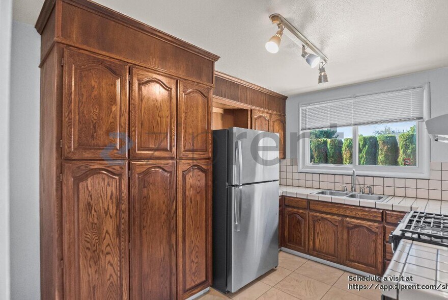 Building Photo - 128 Azalia Dr