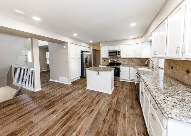 Building Photo - Stunning 5 Bedroom, 3.5 Bath Remodeled Hom...