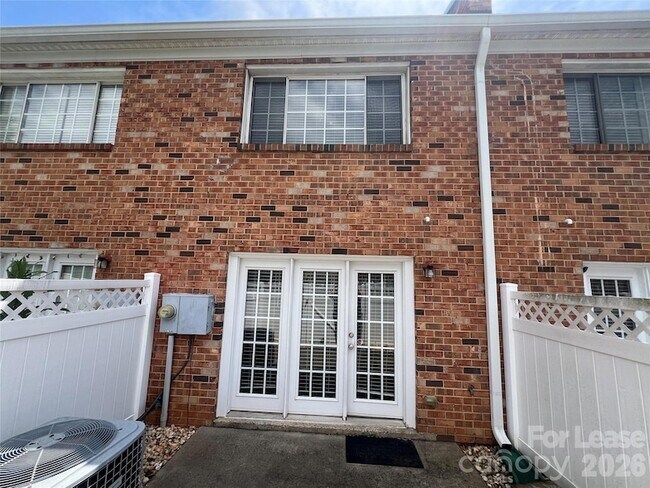 Building Photo - 1336 Green Oaks Ln