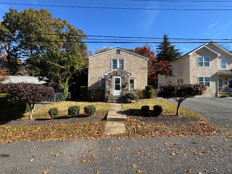 Building Photo - 8 Walnut Ave