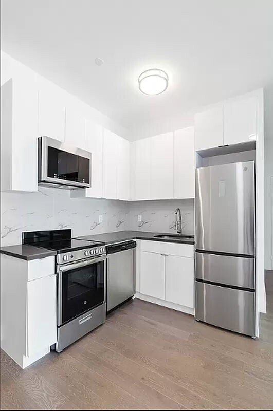 Building Photo - 154 Graham Avenue