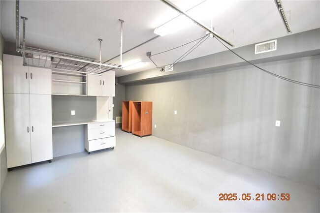Building Photo - 810 S Packwood Ave