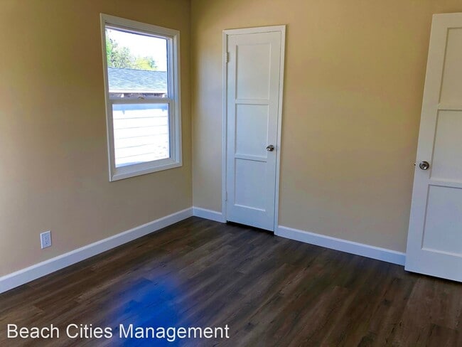 Building Photo - 3 br, 1 bath House - 213 E 45th Street
