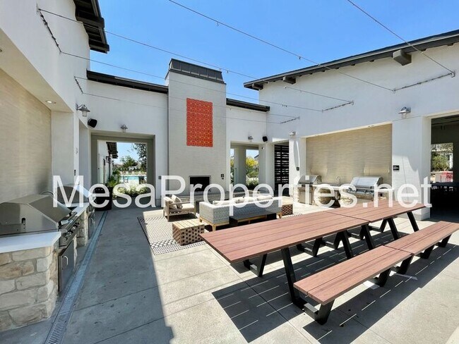 Building Photo - 3134 E La Avenida Dr