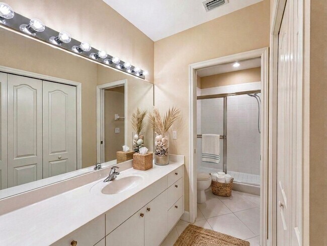 Building Photo - AVAILABLE NOW! Top-Floor Condo | Gated Community | Preserve Views | Water, Sewer & Cable Included