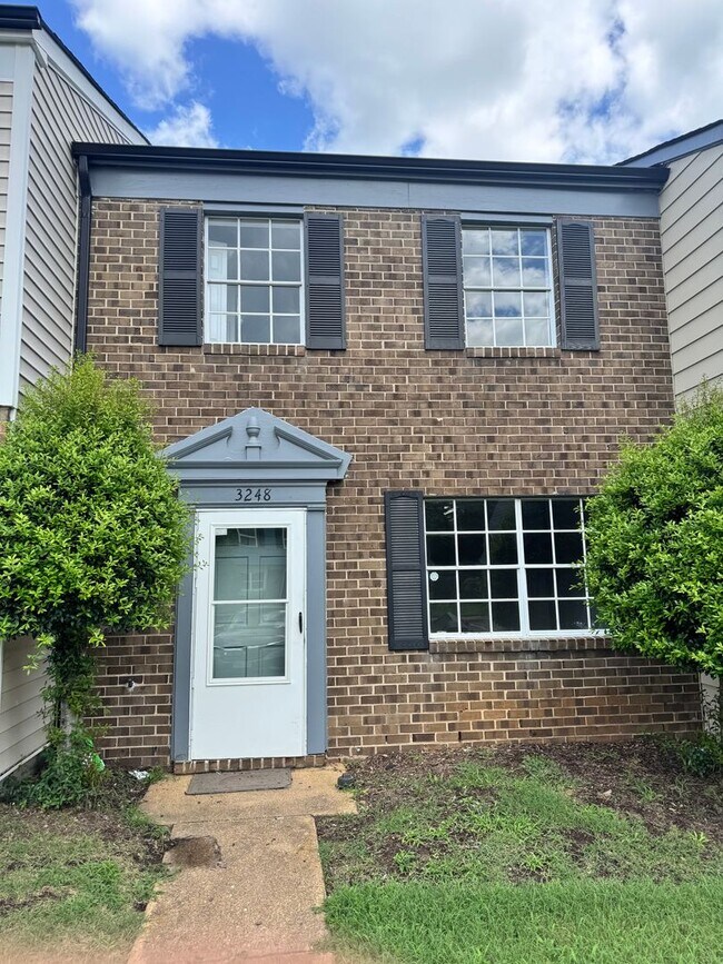 Building Photo - Renovated 2 Bedroom Townhouse East Henrico Area