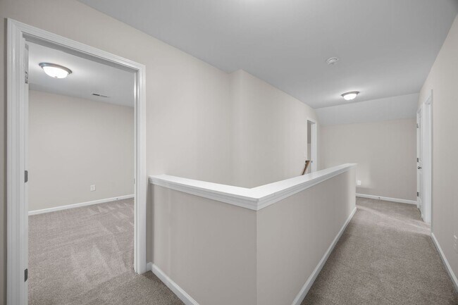 Building Photo - Gorgeous and Spacious 3 Bedroom Townhome, ...