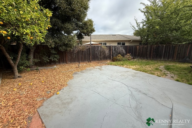 Building Photo - Remodeled 2 Bedroom Duplex with Private Ba...