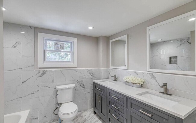 Building Photo - Luxurious 4-Bed/2-Bath Townhome in Cecil B. Moore! Available NOW!