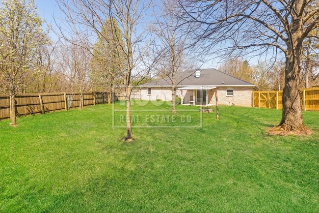 Building Photo - Three bedrooms, two bathroom single family home in Springfield.