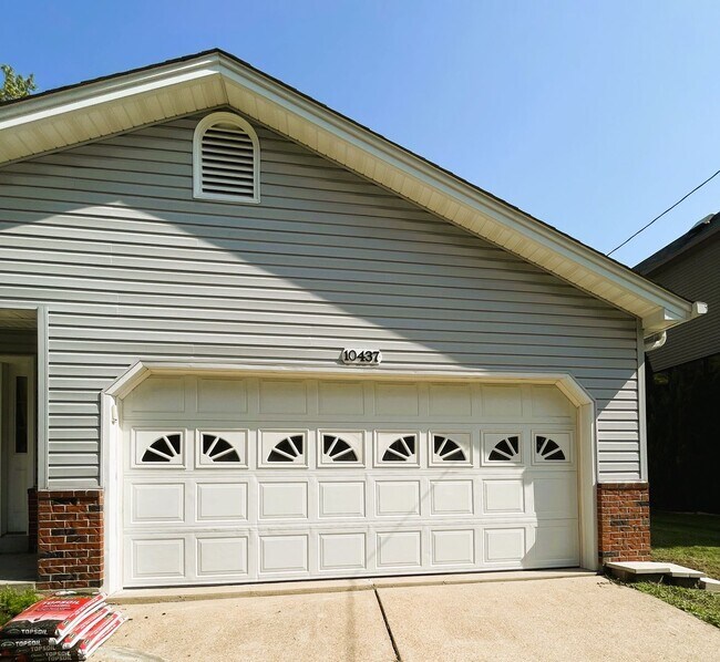 Building Photo - 10437 Cable Ave