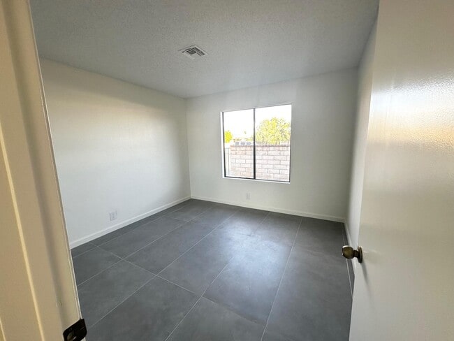 Building Photo - 2201 N Farrell Dr