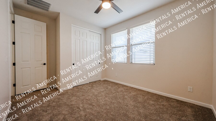 Building Photo - 2858 N Evergreen St