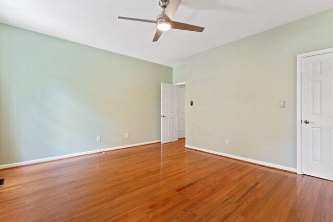 Building Photo - 5BR/3BA with Fresh Paint and New Carpet in...
