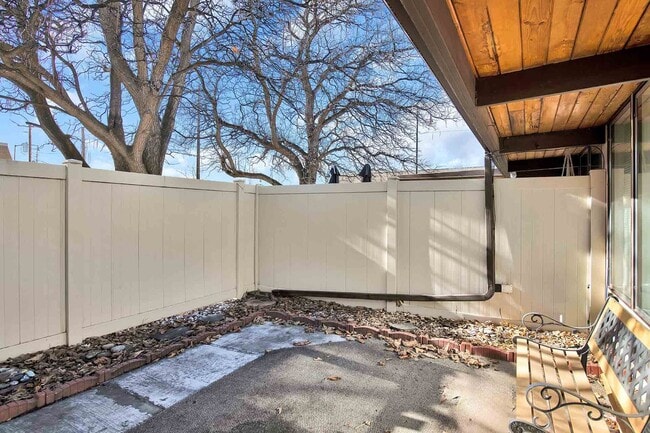 Building Photo - Spacious 2 Bed, 1.5 Bath Townhome Near CMU