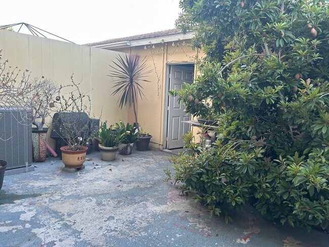 Building Photo - Spacious Home for Rent in Fountain Valley