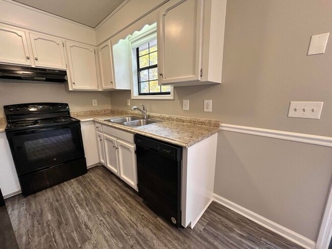 Building Photo - Stunning 3 bed / 2 bath home | Available now!