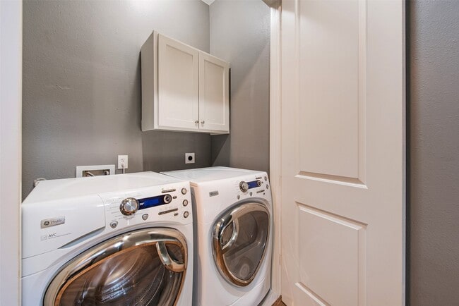 Building Photo - 212 W 6th St