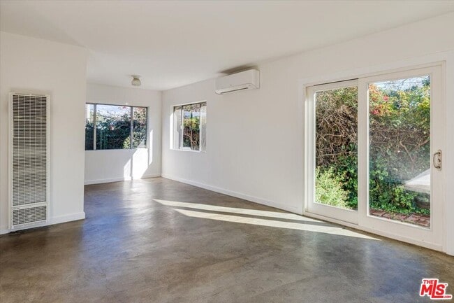 Building Photo - 3171 Silver Lake Blvd