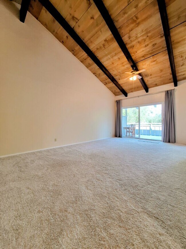 Building Photo - Spacious Second Floor 1bd Condo in Great P...