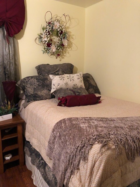 Building Photo - 305 Oak St