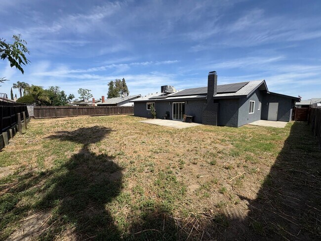 Building Photo - Solar equipped Lemoore home Available Now!