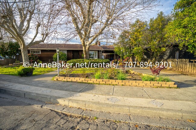 Building Photo - Nature Abounds - Downtown Cloverdale Home