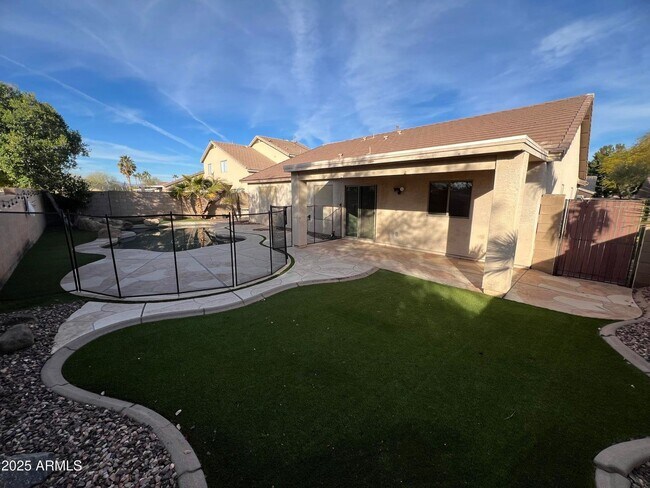 Building Photo - 13709 W Cottonwood St
