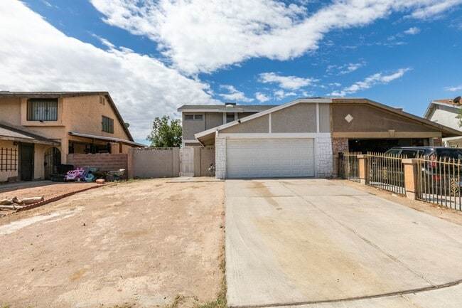 Building Photo - Double Primary Townhome with Spacious Backyard in 89115!