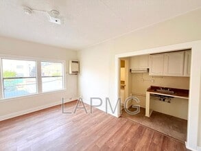 Building Photo - 1614 N Kenmore Ave