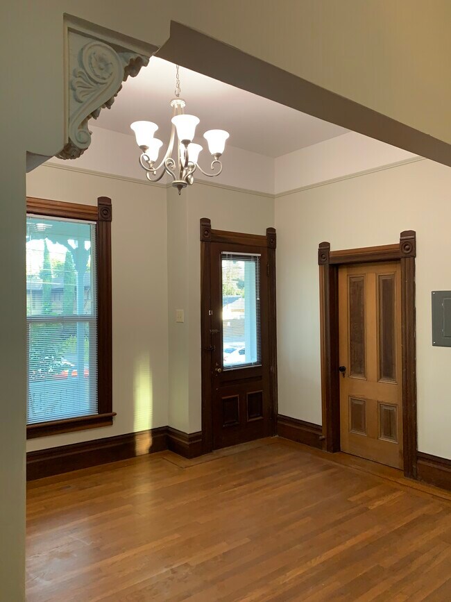 Building Photo - 433 Olive St