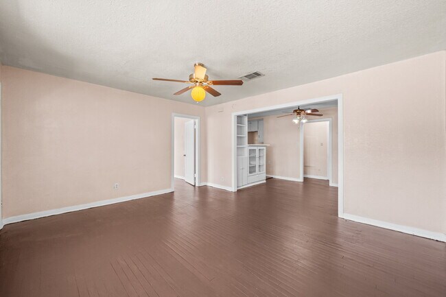 Building Photo - Cute 2/1.5 Duplex, Minutes from TTU & Downtown LBK